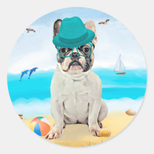 Französische Bulldogge am Strand Runder Aufkleber