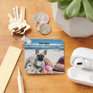 Französische Bulldogge am Strand Schlüsselanhänger