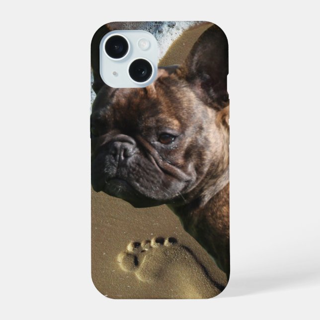 Französische Bulldogge am Strand Urlaub iPhone 15 Hülle (Rückseite)