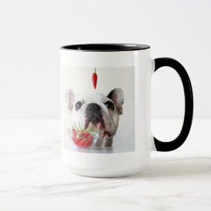 Französische Bulldogge, die einen roten Pfeffer Tasse