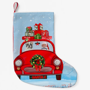 Französische Bulldogge im Auto mit dem Weihnachtsm Kleiner Weihnachtsstrumpf