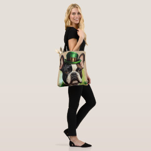 Französische Bulldogge im St. Patrick's Day Kleid