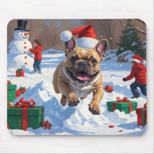 Französische Bulldogge läuft im Schnee mit Weihnac Mousepad