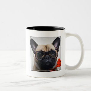 Französische Bulldogge mit Gläsern und Zweifarbige Tasse