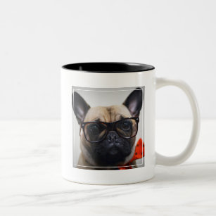 Französische Bulldogge mit Gläsern und Zweifarbige Tasse