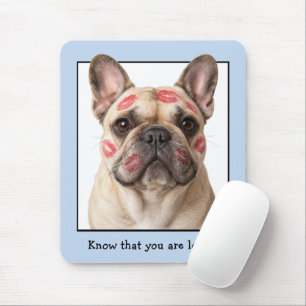 Französische Bulldogge mit Lippenstiftküssen Mousepad