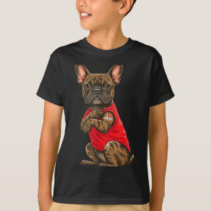 Französische Bulldogge mit tätowierter französisch T-Shirt