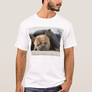 Französische Bulldogge unter der Decke T-Shirt