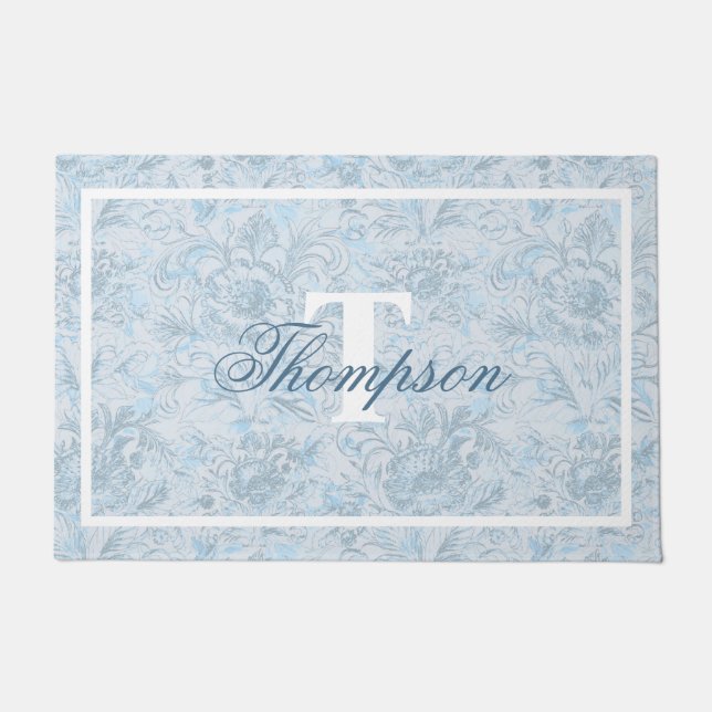 Französische Hütte Dusty Blue Floral Monogram Fußmatte (Vorderseite)