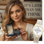 Französische Lilie Silver Vintag Paris Classy Armbanduhr<br><div class="desc">Vintages französisches Design mit vier silbernen Lilie-Blume,  die ein Kreuz in der Mitte bilden.</div>