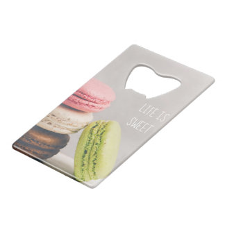 Französische Macarons in pastellfarbenen Vintage-F Geldbeutel Flaschenöffner