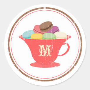 Französische Macarons in rotem Teetassen-Monogramm Runder Aufkleber
