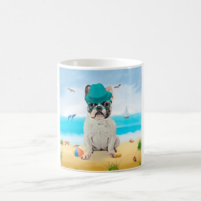 Französischer Bulldog am Strand Kaffeetasse (Mittel)