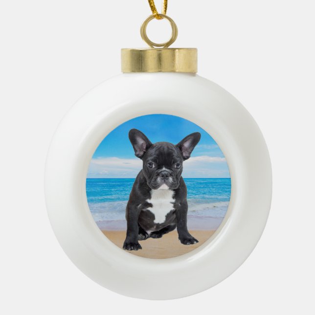 Französischer Bulldog am Strand Keramik Kugel-Ornament (Vorderseite)