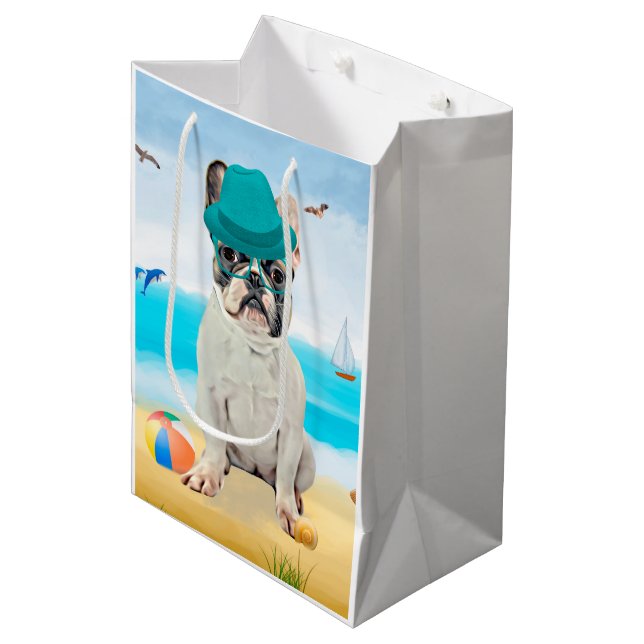 Französischer Bulldog am Strand Mittlere Geschenktüte (Vorderseite Schrägansicht)