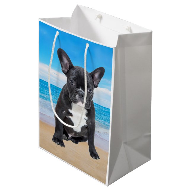 Französischer Bulldog am Strand Mittlere Geschenktüte (Vorderseite Schrägansicht)