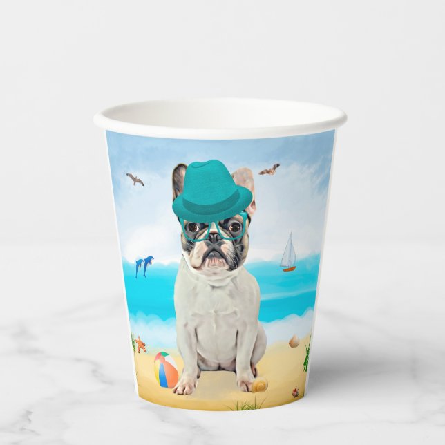 Französischer Bulldog am Strand Pappbecher (Vorderseite)