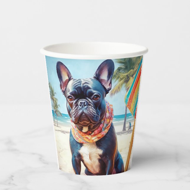 Französischer Bulldog am Strand, Sommergeschenk fü Pappbecher (Vorderseite)