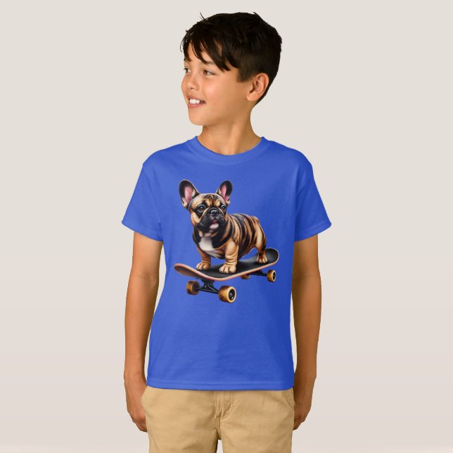 Französischer Bulldog auf einem Skateboard T-Shirt (Vorne ganz)