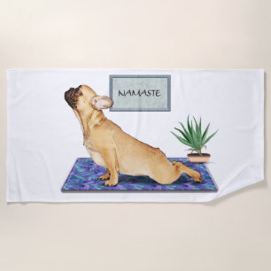 Französischer Bulldog, der Hunde-Yoga-Pose nach ob Strandtuch