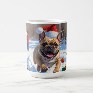 Französischer Bulldog im Schnee mit Weihnachtsmütz Kaffeetasse