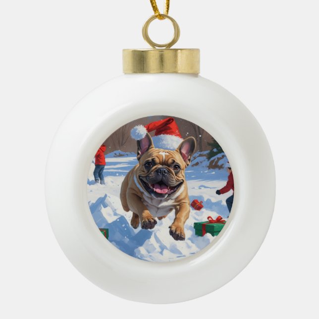 Französischer Bulldog im Schnee mit Weihnachtsmütz Keramik Kugel-Ornament (Vorderseite)