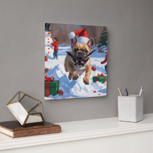 Französischer Bulldog im Schnee mit Weihnachtsmütz Quadratische Wanduhr