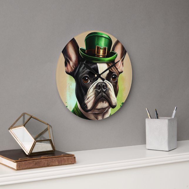Französischer Bulldog in St. Patrick's Day Dress Große Wanduhr (Büro)