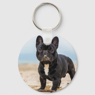 Französischer Bulldog-Spieler im Sand Schlüsselanhänger