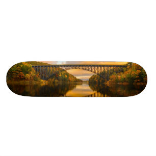Französischer König Bridge im Fall Skateboard