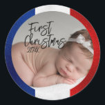 Französisches Baby's First Christmas Runder Aufkleber<br><div class="desc">Diese niedlichen Aufkleber-Etiketten zeichnen sich durch ein französisches Weihnachtsthema aus. In der Mitte befindet sich ein Baby-Foto, das Sie individuell gestalten können, um Ihr eigenes Foto oder ein anderes Wunschbild Ihres Babys einzubinden. Der Titel "Erste Weihnachten" wird in einem eleganten Script-Schriftart an die verlassen gedruckt, gefolgt von einem Beispieljahr. Die...</div>