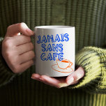 Französisches Zitat für Kaffeeliebhaber Trendy Ret Kaffeetasse<br><div class="desc">Beginnen Sie Ihren Tag mit Stil und einer Touch französischen Flairs mit dieser trendigen Retro-Kaffee-Tasse für Kaffeeliebhaber. Mit einem spielerischen französischen Zitat ist diese Tasse perfekt für diejenigen, die ohne die alltägliche Koffeinbehandlung nicht leben können. Das Retro-Design und die mutige Typografie sorgen für ein trendiges, Vintages Ambiente, das sich ideal...</div>