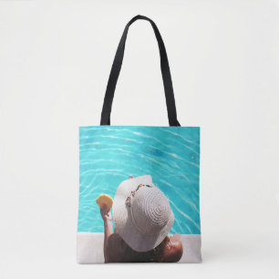 Frau am Pool