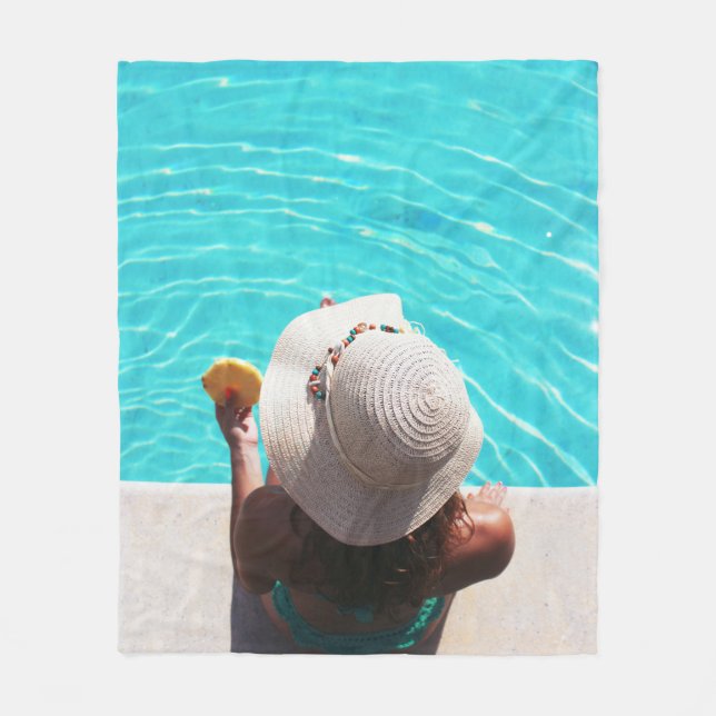Frau am Pool Fleecedecke (Vorderseite)