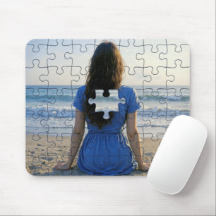 Frau am Strand mit einem Puzzle-Stück Vermisst Mousepad