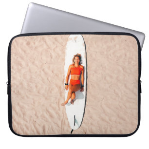 Frau auf dem Surfbrett Laptopschutzhülle