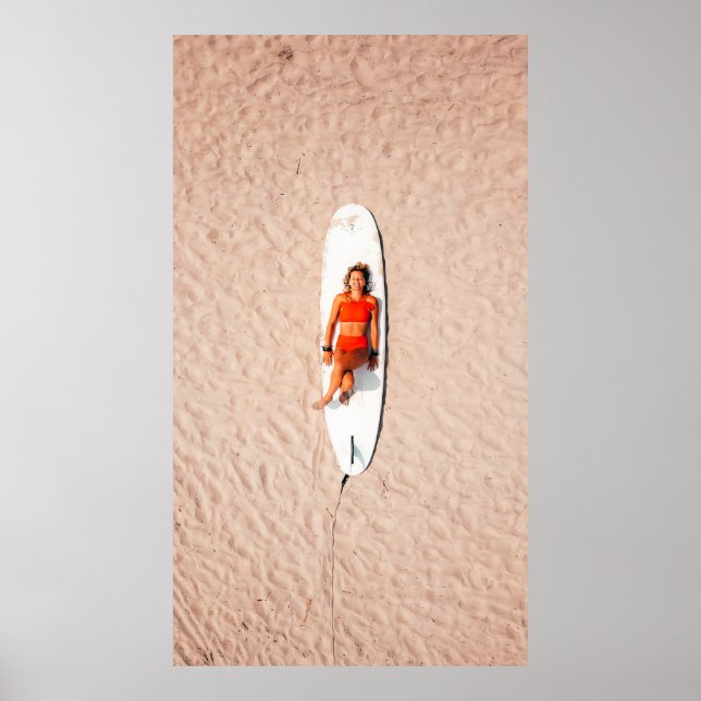 Frau auf dem Surfbrett Poster (Vorne)