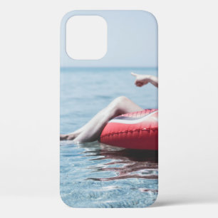 Frau auf einem aufblasbaren Schwimmer im Ozean, de Case-Mate iPhone Hülle