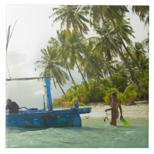 Frau auf einem kleinen traditionellen Fischerboot, Fliese