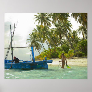 Frau auf einem kleinen traditionellen Fischerboot, Poster