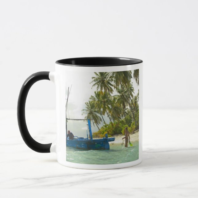 Frau auf einem kleinen traditionellen Fischerboot, Tasse (Links)