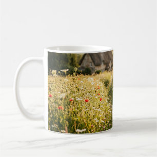 Frau auf einem Weizenfeld Kaffeetasse