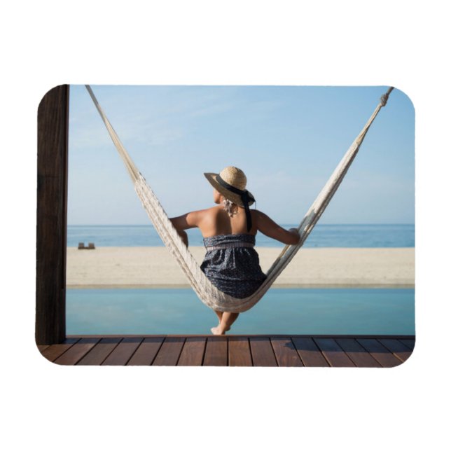 Frau auf einer Hängematte in einem kleinen Hotel Magnet (Horizontal)