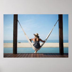 Frau auf einer Hängematte in einem kleinen Hotel Poster