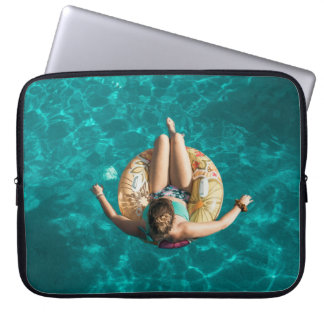 Frau auf gelbem aufblasbarem Floater Laptopschutzhülle