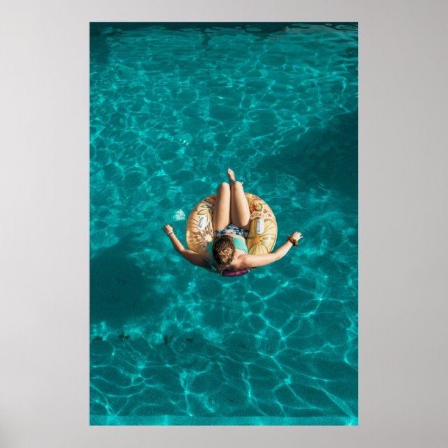 Frau auf gelbem aufblasbarem Floater Poster (Vorne)