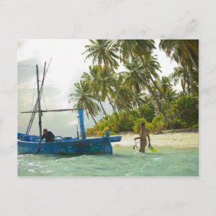 Frau auf kleinem traditionellen Fischerboot, Postkarte