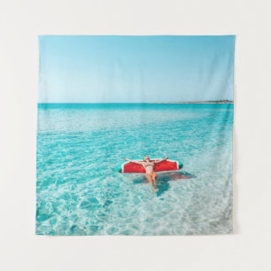 Frau auf Lilo im Meerwasser. Mädchen zum Entspanne Wandteppich