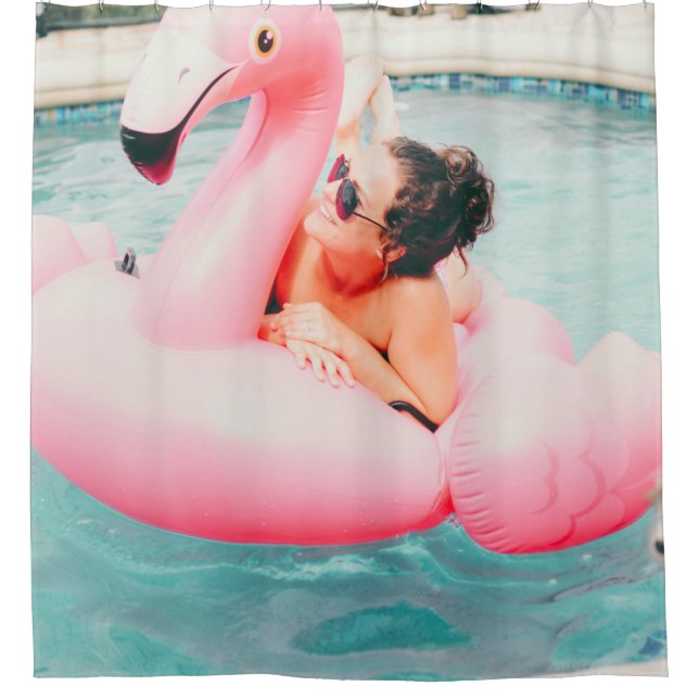 Frau auf rosa aufblasbarem Flamingo im Außenpool Duschvorhang (Vorderseite)