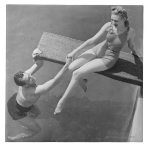 Frau auf Sprungbrett Fliese